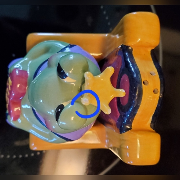 Frog Prince on Throne Nesting / Stacking Salt and Pepper Set - Picture 5 of 9